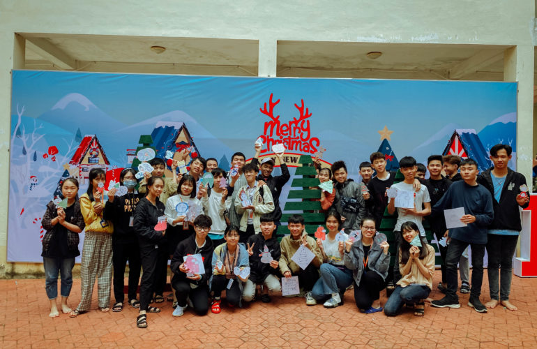 Sinh viên PTCĐ Tây Nguyên tự tay trang trí đón Noel